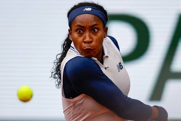 Sport Themen der Woche KW22 Sport Bilder des Tages 31.05.2024 Tennis, French Open 2024 Roland-Garros, FRA, Women™s Singles Court Philippe-Chatrier - THIRD ROUND Coco Gauff (USA) - Dayana Yastremska (Ukraine) Bild: v. li. Coco Gauff (USA) fokusiert den Ball, spielt eine Rückhand. *** 31 05 2024 Tennis, French Open 2024 Roland Garros, FRA, Women™s Singles Court Philippe Chatrier THIRD ROUND Coco Gauff USA Dayana Yastremska Ukraine Picture from left Coco Gauff USA focuses on the ball, plays a backhand Copyright: HMBxMedia AntonioxBorga