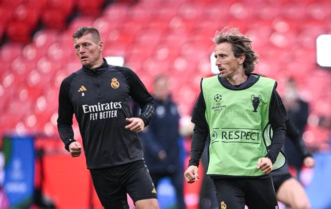 Fussball CHL FINALE 2023 2024 Finale in London 31.05.2024 Borussia Dortmund - Real Madrid Training Real Madrid im Wembley Stadium: Toni Kroos (li) und Luka Modric