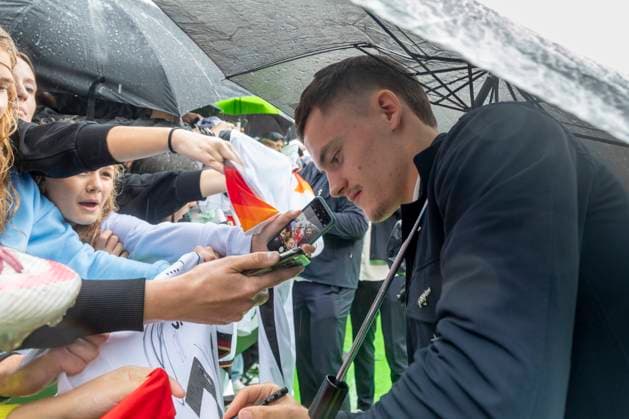 Reportage 31.05.2024 Ankunfstsfest der deutschen Männer Nationalmannschaft bei adidas in Herzogenaurach bei strömenden Regen Florian Wirtz gibt sofort Autogramme Herzogenaurach Bayern Deutschland