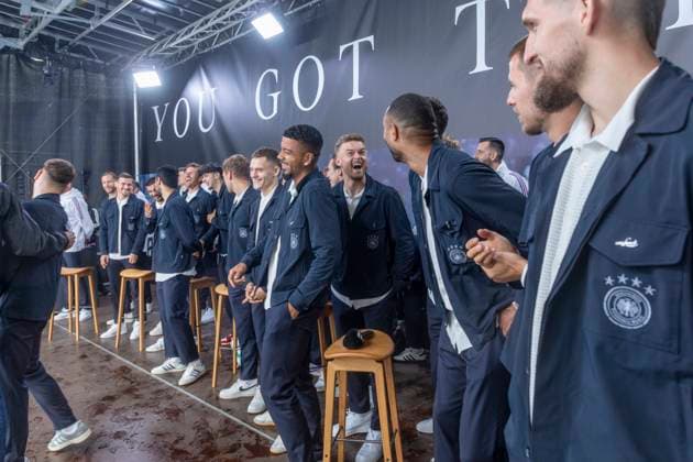 Reportage 31.05.2024 Ankunfstsfest der deutschen Männer Nationalmannschaft bei adidas in Herzogenaurach bei strömenden Regen Auf der trockenen Bühne ist die Stimmung der Nationalspieler sehr gut Herzogenaurach Bayern Deutschland