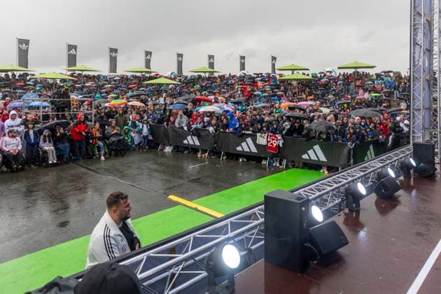 Reportage 31.05.2024 Ankunfstsfest der deutschen Männer Nationalmannschaft bei adidas in Herzogenaurach bei strömenden Regen Vor der Bühne hunderte, hauptsächlich junge Anhänger der Nationalmannschaft im Starkregen Herzogenaurach Bayern Deutschland