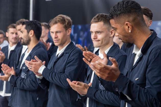 Sport Bilder des Tages Reportage 31.05.2024 Ankunfstsfest der deutschen Männer Nationalmannschaft bei adidas in Herzogenaurach bei strömenden Regen Erstmal Applaus für die Spieler des Doublesiegers Bayer Lebverkusen Herzogenaurach Bayern Deutschland