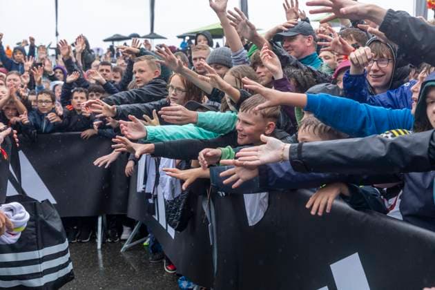 Reportage 31.05.2024 Ankunfstsfest der deutschen Männer Nationalmannschaft bei adidas in Herzogenaurach bei strömenden Regen Vorne an der Absperrung die jungen Fans bitten um ein Trikot Herzogenaurach Bayern Deutschland