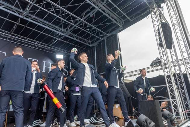 Reportage 31.05.2024 Ankunfstsfest der deutschen Männer Nationalmannschaft bei adidas in Herzogenaurach bei strömenden Regen Von der Bühne herab gibt es von den Nationalspielern Bälle und Shirts mit der Shirtkanone für die Fans Herzogenaurach Bayern Deutschland