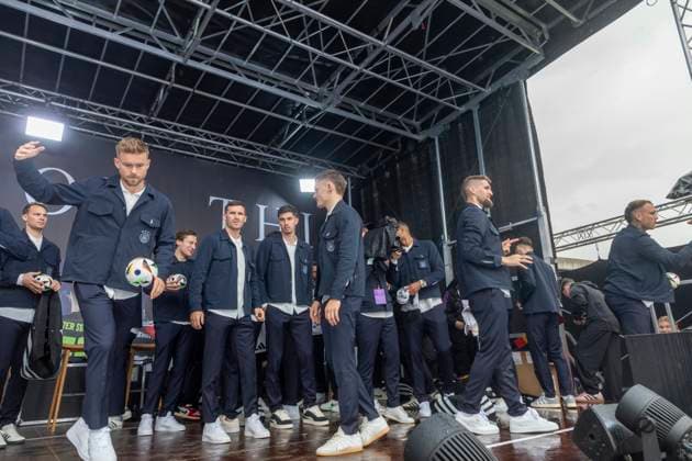 Reportage 31.05.2024 Ankunfstsfest der deutschen Männer Nationalmannschaft bei adidas in Herzogenaurach bei strömenden Regen Von der Bühne herab gibt es von den Nationalspielern Bälle und Shirts mit der Shirtkanone für die Fans Herzogenaurach Bayern Deutschland
