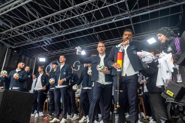 Reportage 31.05.2024 Ankunfstsfest der deutschen Männer Nationalmannschaft bei adidas in Herzogenaurach bei strömenden Regen Von der Bühne herab gibt es von den Nationalspielern Bälle und Shirts mit der Shirtkanone für die Fans Herzogenaurach Bayern Deutschland