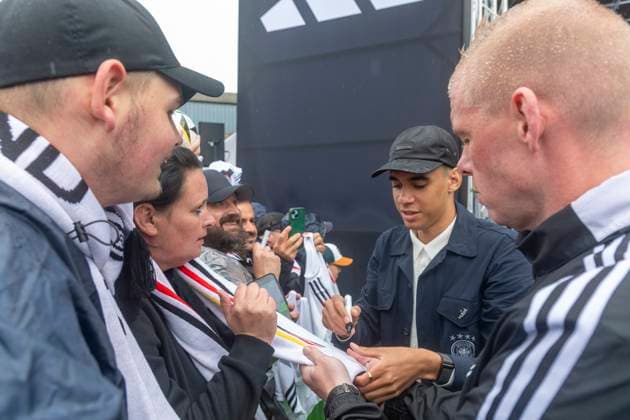 Reportage 31.05.2024 Ankunfstsfest der deutschen Männer Nationalmannschaft bei adidas in Herzogenaurach bei strömenden Regen Jamal Musiala beim Autogramm schreiben Herzogenaurach Bayern Deutschland