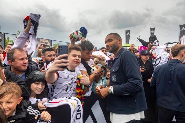 Reportage 31.05.2024 Ankunfstsfest der deutschen Männer Nationalmannschaft bei adidas in Herzogenaurach bei strömenden Regen Jonathan Tah vom Doublesieger 2024 ist begehrter Selfie Partner Herzogenaurach Bayern Deutschland
