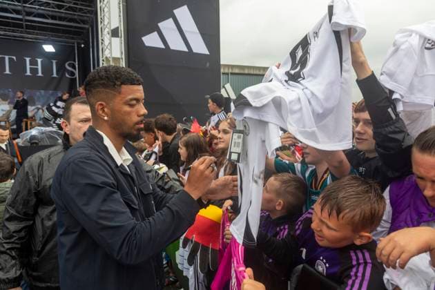 Reportage 31.05.2024 Ankunfstsfest der deutschen Männer Nationalmannschaft bei adidas in Herzogenaurach bei strömenden Regen Benjamin Henrichs von RB Leipzig beim Autogramm geben Herzogenaurach Bayern Deutschland
