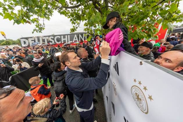 Sport Bilder des Tages Reportage 31.05.2024 Ankunfstsfest der deutschen Männer Nationalmannschaft bei adidas in Herzogenaurach bei strömenden Regen Manuel Neuer mit dem Herz für Zaungäste Herzogenaurach Bayern Deutschland