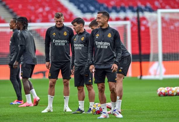 Real Madrid training session ahead of 2024 UEFA Champions League final, London, England London, England. 31st, May 2024. Toni Kroos (8) and Brahim Diaz (21) of Real Madrid seen during the last training session before the 2024 UEFA Champions League final between Borussia Dortmund and Real Madrid at Wembley in London. London England  Copyright: xGonzalesxPhoto TommasoxFimianox