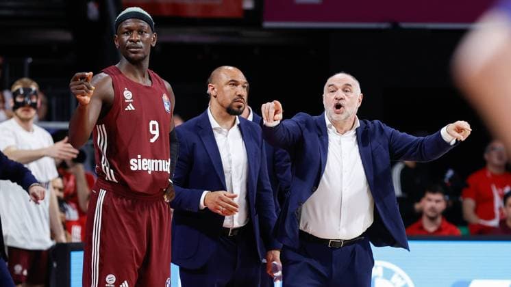 Im Bild: v.li. Isaac Bonga (FC Bayern München Basketball), Co-Trainer Demond Greene (FC Bayern München Basketball) und Head-Coach Pablo Laso (FC Bayern München Basketball), Coaches-Challenge 31.05.2024, FC Bayern Muenchen Basketball vs. Wuerzburg Baskets, easyCredit BBL, Playoffs, Halbfinale - Spiel 2, Deutschland, Muenchen, BMW Park, Copyright: HMBxMedia xJulienxBecker