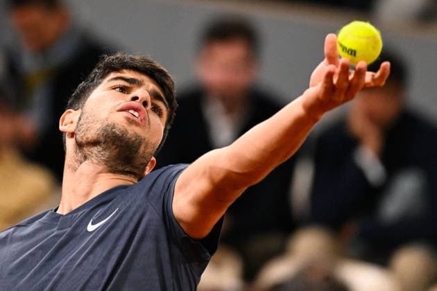 Sport Bilder des Tages Carlos Alcaraz ( Espagne ) serves during the 2024 French Open at Roland Garros on May 31, 2024 in Paris, France. ( Photo by federico pestellini panoramic ) - TENNIS : Roland Garros 2024 - Internationaux de France - 31 05 2024 FedericoPestellini Panoramic 