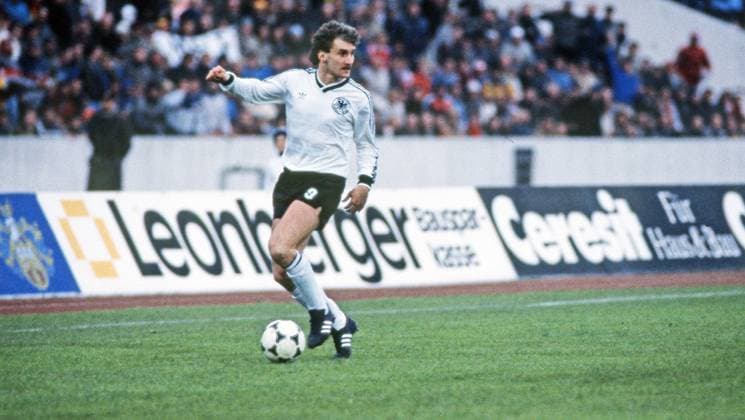 30.04.85 Tschecheslowakei - Deutschland Tschecheslowakei, Prag, 30.04.1985, Fussball, WM Qualifikation, Tschecheslowakei - DFB Deutschland (1:5): Rudi Völler (Deutschland). *** 30 04 85 Czechoslovakia Germany Czechoslovakia, Prague, 30 04 1985, Soccer, World Cup Qualification, Czechoslovakia DFB Germany 1 5 Rudi Völler Germany