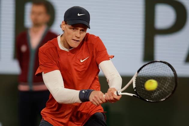 31.05.2024 Tennis, French Open 2024 Roland-Garros, FRA, Bild: v. li. Jannik Sinner spielt eine Rückhand. Copyright: HMBxMedia AntonioxBorga