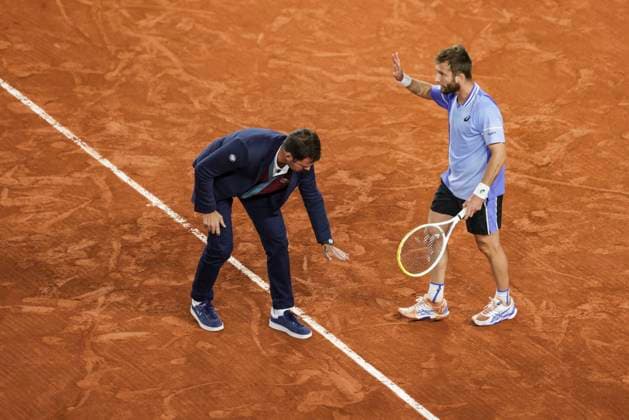 TENNIS - French Open 2024 PARIS,FRANCE,31.MAY.24 - TENNIS - ATP, Tennis Herren World Tour, French Open, Roland Garros, Grand Slam. Image shows the chair umpire and Corentin Moutet (FRA).  GEPAxpictures xPatrickxSteiner