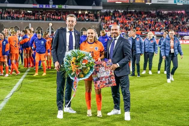 Sport Themen der Woche KW22 Sport Bilder des Tages 2024-05-31 Netherlands v Finland - Uefa Women s Euro 2025 Qualifier ROTTERDAM, NETHERLANDS - MAY 31: Lieke Martens of Netherlands poses with Jan Dirk van der Zee director of the amateur football section of the KNVB and Nigel de Jong KNVB director of top football during the Uefa Women s Euro 2025 Qualifier match between Netherlands and Finland at Sparta Stadion on May 31, 2024 in Rotterdam, Netherlands. (Photo by Joris Verwijst BSR Agency) Rotterdam Netherlands Content not available for redistribution in The Netherlands directly or indirectly through any third parties. Copyright: xBSRxAgencyx