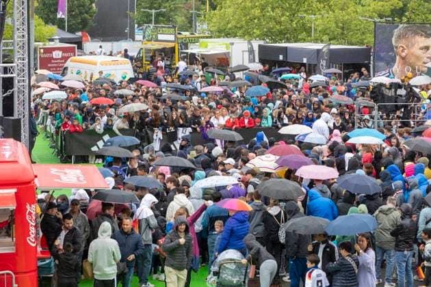 Reportage 31.05.2024 Ankunftsfest der deutschen Männer Nationalmannschaft bei adidas in Herzogenaurach bei strömenden Regen Hunderte von Fans warten auf die Nationalmannschaft Herzogenaurach Bayern Deutschland