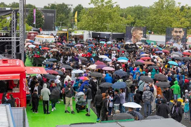 Reportage 31.05.2024 Ankunftsfest der deutschen Männer Nationalmannschaft bei adidas in Herzogenaurach bei strömenden Regen Hunderte von Fans warten auf die Nationalmannschaft Herzogenaurach Bayern Deutschland