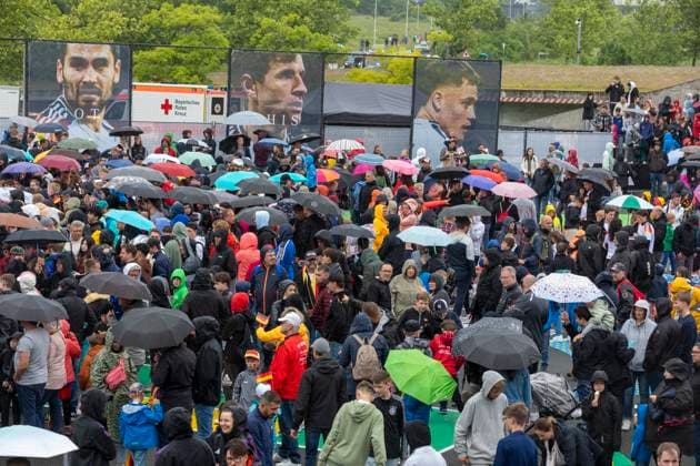 Reportage 31.05.2024 Ankunftsfest der deutschen Männer Nationalmannschaft bei adidas in Herzogenaurach bei strömenden Regen Hunderte von Fans warten auf die Nationalmannschaft Herzogenaurach Bayern Deutschland