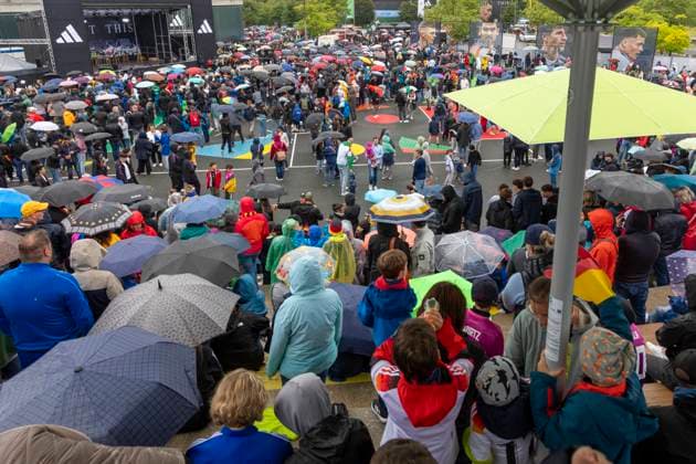 Reportage 31.05.2024 Ankunftsfest der deutschen Männer Nationalmannschaft bei adidas in Herzogenaurach bei strömenden Regen Hunderte von Fans warten auf die Nationalmannschaft Herzogenaurach Bayern Deutschland