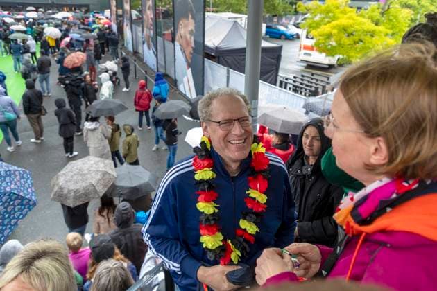 Reportage 31.05.2024 Ankunftsfest der deutschen Männer Nationalmannschaft bei adidas in Herzogenaurach bei strömenden Regen Herzogenaurachs Bürgermeister German Hacker unter den Fans Herzogenaurach Bayern Deutschland