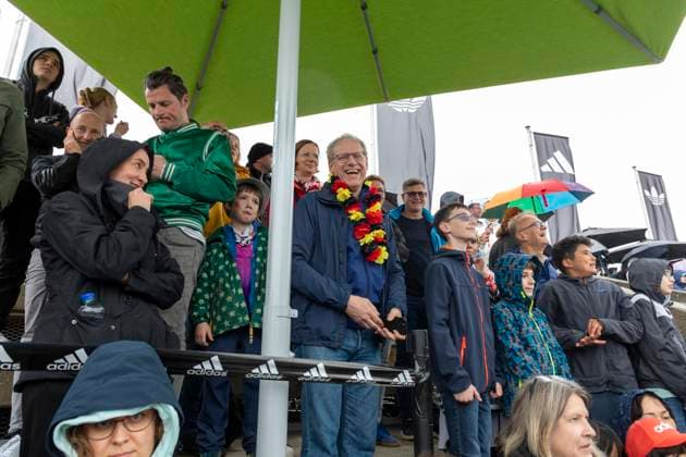 Reportage 31.05.2024 Ankunftsfest der deutschen Männer Nationalmannschaft bei adidas in Herzogenaurach bei strömenden Regen Herzogenaurachs Bürgermeister German Hacker unter den Fans Herzogenaurach Bayern Deutschland