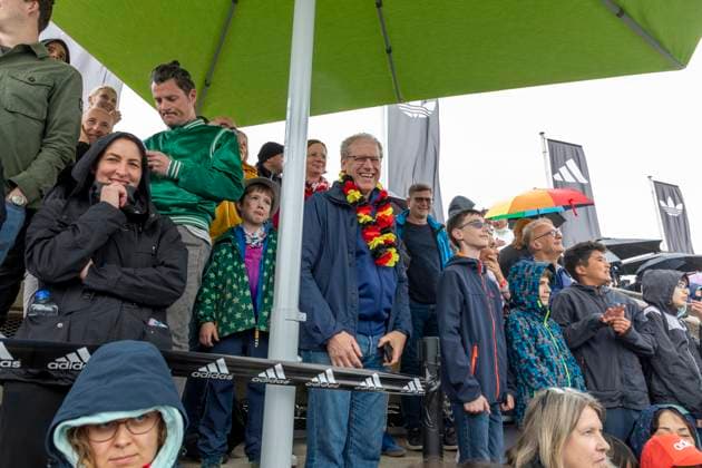 Reportage 31.05.2024 Ankunftsfest der deutschen Männer Nationalmannschaft bei adidas in Herzogenaurach bei strömenden Regen Herzogenaurachs Bürgermeister German Hacker unter den Fans Herzogenaurach Bayern Deutschland