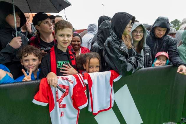 Reportage 31.05.2024 Ankunftsfest der deutschen Männer Nationalmannschaft bei adidas in Herzogenaurach bei strömenden Regen In erster Reihe warten auf die Unterschriften Herzogenaurach Bayern Deutschland
