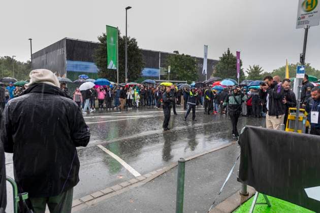 Reportage 31.05.2024 Ankunftsfest der deutschen Männer Nationalmannschaft bei adidas in Herzogenaurach bei strömenden Regen Warten im strömenden Regen auf den Mannschaftsbus Herzogenaurach Bayern Deutschland
