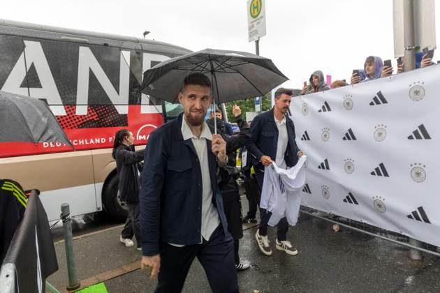 Reportage 31.05.2024 Ankunftsfest der deutschen Männer Nationalmannschaft bei adidas in Herzogenaurach bei strömenden Regen Robert Andrich Herzogenaurach Bayern Deutschland