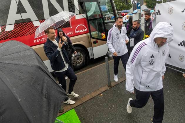 Reportage 31.05.2024 Ankunftsfest der deutschen Männer Nationalmannschaft bei adidas in Herzogenaurach bei strömenden Regen Manuel Neuer Herzogenaurach Bayern Deutschland