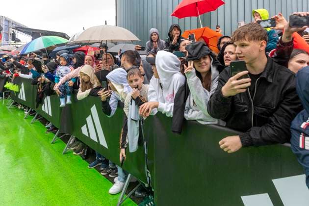 Reportage 31.05.2024 Ankunftsfest der deutschen Männer Nationalmannschaft bei adidas in Herzogenaurach bei strömenden Regen Warten auf die Spieler Herzogenaurach Bayern Deutschland