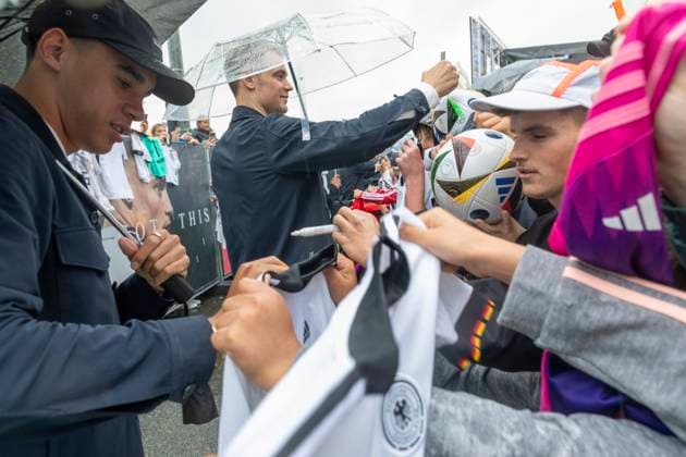 Reportage 31.05.2024 Ankunftsfest der deutschen Männer Nationalmannschaft bei adidas in Herzogenaurach bei strömenden Regen Jamal Musiala beim Schreiben von Autogrammen Herzogenaurach Bayern Deutschland
