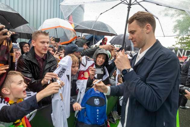 Reportage 31.05.2024 Ankunftsfest der deutschen Männer Nationalmannschaft bei adidas in Herzogenaurach bei strömenden Regen Manuel Neuer mit Autogrammsammler Herzogenaurach Bayern Deutschland