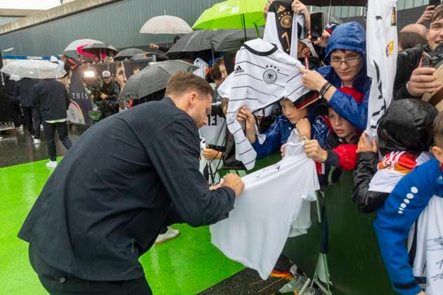 Reportage 31.05.2024 Ankunftsfest der deutschen Männer Nationalmannschaft bei adidas in Herzogenaurach bei strömenden Regen In der ersten Reihe zum Sammeln von Autogrammen Herzogenaurach Bayern Deutschland