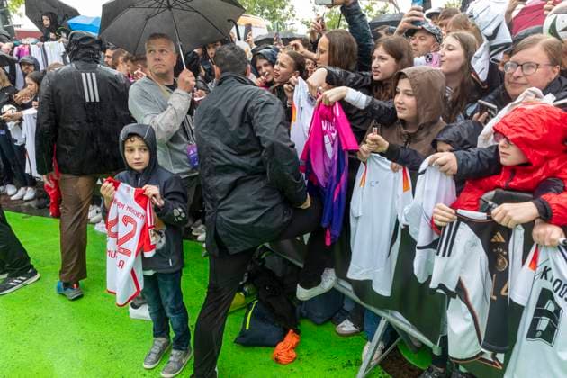 Reportage 31.05.2024 Ankunftsfest der deutschen Männer Nationalmannschaft bei adidas in Herzogenaurach bei strömenden Regen In der ersten Reihe zum Sammeln von Autogrammen Herzogenaurach Bayern Deutschland