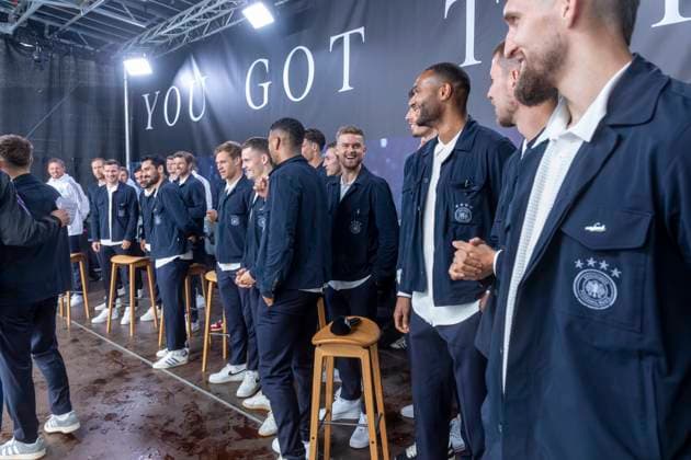Reportage 31.05.2024 Ankunftsfest der deutschen Männer Nationalmannschaft bei adidas in Herzogenaurach bei strömenden Regen Die Nationalmannschaft auf der Bühne bei adidas Herzogenaurach Bayern Deutschland