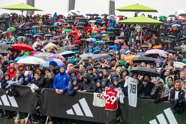 Reportage 31.05.2024 Ankunftsfest der deutschen Männer Nationalmannschaft bei adidas in Herzogenaurach bei strömenden Regen Geschätzte 4000 Fans wollten die Nationalmannschaft sehen Herzogenaurach Bayern Deutschland