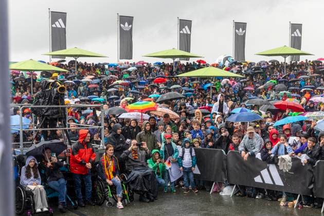 Reportage 31.05.2024 Ankunftsfest der deutschen Männer Nationalmannschaft bei adidas in Herzogenaurach bei strömenden Regen Geschätzte 4000 Fans wollten die Nationalmannschaft sehen Herzogenaurach Bayern Deutschland