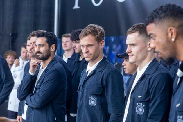 Reportage 31.05.2024 Ankunftsfest der deutschen Männer Nationalmannschaft bei adidas in Herzogenaurach bei strömenden Regen Joshua Kimmich im Kreis seiner Mannschaftskollegen Herzogenaurach Bayern Deutschland