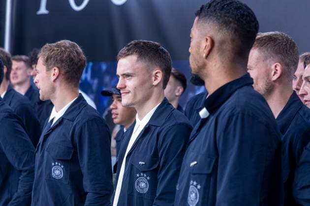 Reportage 31.05.2024 Ankunftsfest der deutschen Männer Nationalmannschaft bei adidas in Herzogenaurach bei strömenden Regen Florian Wirtz im Kreis seiner Mannschaftskollegen Herzogenaurach Bayern Deutschland