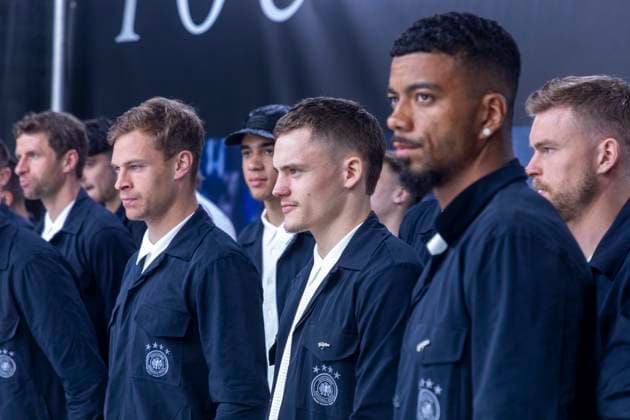 Reportage 31.05.2024 Ankunftsfest der deutschen Männer Nationalmannschaft bei adidas in Herzogenaurach bei strömenden Regen Florian Wirtz im Kreis seiner Mannschaftskollegen Herzogenaurach Bayern Deutschland