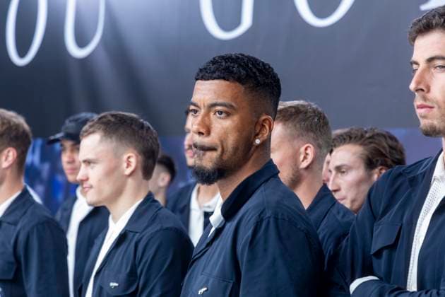 Reportage 31.05.2024 Ankunftsfest der deutschen Männer Nationalmannschaft bei adidas in Herzogenaurach bei strömenden Regen Benjamin Henrichs im Kreise seiner Nationalmannschaftskollegen Herzogenaurach Bayern Deutschland