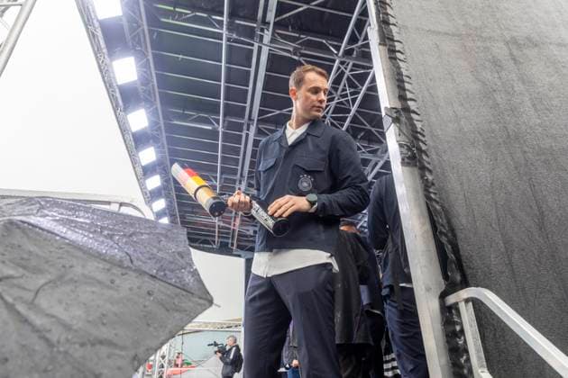 Reportage 31.05.2024 Ankunftsfest der deutschen Männer Nationalmannschaft bei adidas in Herzogenaurach bei strömenden Regen Manuel Neuer bei der Einweisung der Shirtkanone Herzogenaurach Bayern Deutschland