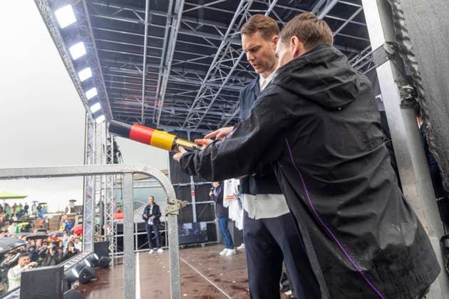 Reportage 31.05.2024 Ankunftsfest der deutschen Männer Nationalmannschaft bei adidas in Herzogenaurach bei strömenden Regen Manuel Neuer bei der Einweisung der Shirtkanone Herzogenaurach Bayern Deutschland