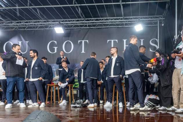 Reportage 31.05.2024 Ankunftsfest der deutschen Männer Nationalmannschaft bei adidas in Herzogenaurach bei strömenden Regen Die Nationalmannschaft auf der Bühne bei adidas Herzogenaurach Bayern Deutschland