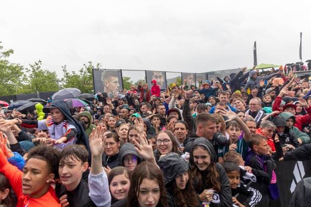 Reportage 31.05.2024 Ankunftsfest der deutschen Männer Nationalmannschaft bei adidas in Herzogenaurach bei strömenden Regen Die Fans mit guter Laune Herzogenaurach Bayern Deutschland