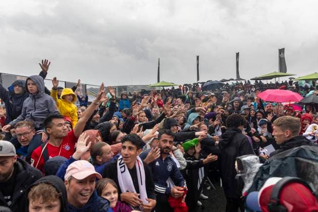 Reportage 31.05.2024 Ankunftsfest der deutschen Männer Nationalmannschaft bei adidas in Herzogenaurach bei strömenden Regen Die Fans mit guter Laune Herzogenaurach Bayern Deutschland
