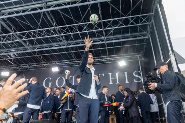 Reportage 31.05.2024 Ankunftsfest der deutschen Männer Nationalmannschaft bei adidas in Herzogenaurach bei strömenden Regen Die Fans werden mit Geschenken versorgt Herzogenaurach Bayern Deutschland